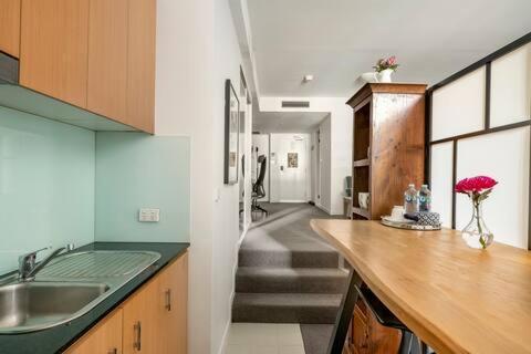 Roma Studio Apartment In Collins Street ملبورن المظهر الخارجي الصورة